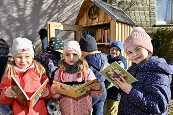Neues Leben für altes Holz: Stollberg setzt auf Häuschen für Büchertausch - Sophia (v. l.), Lisalotte und Ella besuchten mit ihrer Kita das Büchertausch-Häuschen – und wurden fündig.