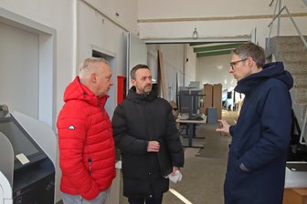 Neues Leben für altes Umspannwerk in Zwickau: Das sind die Pläne der Sparkasse - Dirk Ebersbach von der Sparkasse (v. l.), Architekt Michael Uhlig und Projektsteurer Ulrich Hostmann im alten Umspannwerk.
