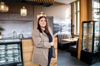Neues Leben für den Bahnhof Mittweida: Das „Café G1“ öffnet seine Türen - Angelika Brojko übernimmt das „Café G1“ im Bahnhof Mittweida als Pächterin. Mit braunem Ledersitzbänken und Ansichten aus Mittweida oder dem Göhrener Viadukt (im Hintergrund) an den Wänden bietet das entspanntes Reiseflair.