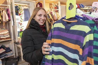 Neues Leben in altem Modehaus im Erzgebirge: So kommt das Konzept an - Jana Linke gehörte zu den ersten Kunden im Secondhand-Laden und der Postfiliale in Buchholz.