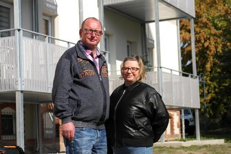 Neues Leben in alter Strumpffabrik in Geringswalde - Dirk Schwanherz und Marion Ranft sind glücklich über die neue Wohnung mit 77 Quadratmetern Wohnfläche und Balkon.