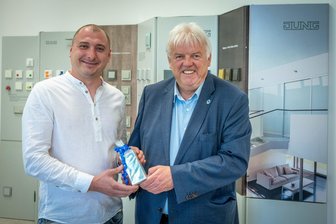 Neues Leben in der alten Post: Elektrofirma in Hainichen ist umgezogen - Geschäftsführer Wladimir Schurba (links) und OB Dieter Greysinger.