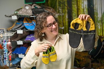 Neues Leben in ehemaligem Bäckerei- und Friseursalonladen: Leder-Manufaktur in Limbach-Oberfrohna eröffnet - Desiree Schuffenhauer stellt in ihrer Werkstatt und Schuhe für Groß und Klein her.