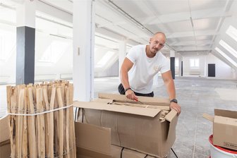 Neues Leben zieht in alte Fabrik: Erzgebirge bekommt weiteres 24-Stunden-Fitnessstudio - Das Fitnesstudio zieht ins Dachgeschoss der ehemaligen EIA. Sven Rockstroh, technischer Leiter bei Kraftwerk 24, ist in den vergangenen Wochen mit den Umbauarbeiten beschäftigt gewesen.