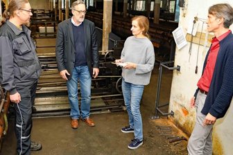 Neues Leitungsteam in der Tuchfabrik spinnt guten Faden - Philipp Kardel, Heike Schönfeld, Oliver Brehm und Lars Helling (von rechts) im Spinnsaal der Tuchfabrik Gebr. Pfau in Crimmitschau.
