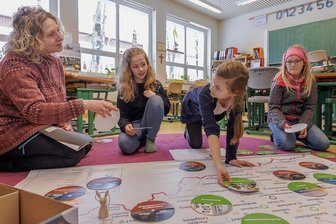 Neues Lernspiel erklärt das Erzgebirge - Lehrerin Ariane Grund (links) von der Montessori-Grundschule in Annaberg-Buchholz hat das neue Lernspiel mit entwickelt. Einem ersten Test haben es die Viertklässlerinnen Julika, Ella und Larissa (von links) von den "Wüstenfüchsen" unterzogen. 