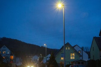 Neues Licht am Rande der Stadt - Auch entlang der Feldstraße in Flöha wurden neue LED-Leuchten montiert. Die Umrüstung in Plaue ist zum Großteil abgeschlossen. 