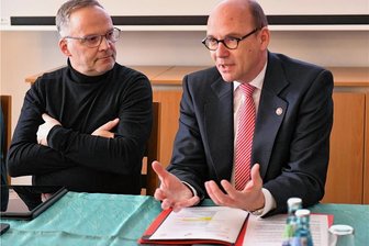 Neues Literaturfestival von Schloss Rochsburg bis Klein-Erzgebirge: "Wir wollen das Lesen in die Fläche bringen" - Auftakt für das neue Format "Literaturtage Lesezeichen". Landrat Dirk Neubauer und Hans-Ferdinand Schramm, Vorstandsvorsitzender der Sparkasse Mittelsachsen. 