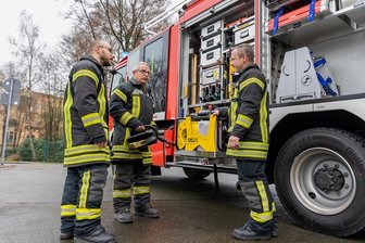 Neues Löschfahrzeug für Wernesgrün bringt 16 Tonnen auf die Waage - Hauptfeuerwehrmann Marcel Balla, Brandmeister Matthias Rupf und Löschmeister Kandy Mothes (von links) schauen sich das Werkzeug in dem neuen Löschfahrzeug an.