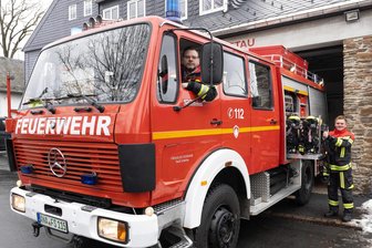Neues Löschfahrzeug stellt Stadt im Erzgebirge vor finanzielle Herausforderung - Das Tanklöschfahrzeug der Feuerwehr ist über 40 Jahre alt. Bürgermeister Conny Göckeritz und der stellvertretende Wehrleiter Christian Dietze (r.) setzen sich daher für einen Neukauf ein. Dafür ebnete der Stadtrat nun den Weg.