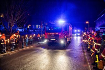 Neues Löschgruppenfahrzeug für Feuerwehr im Erzgebirge - Kameraden stehen Spalier - Zur Begrüßung standen Einsatzkräfte verschiedener Feuerwehren sowie die Jugendfeuerwehr mit Fackeln Spalier.