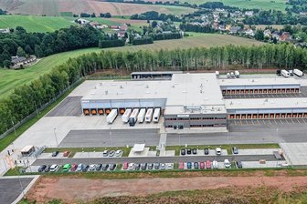 Neues Logistikzentrum in Wildenfels nahe der A 72 entstanden - Im Gewerbegebiet im Wildenfelser Ortsteil Härtensdorf nahe der A 72 ist ein Logistikzentrum entstanden, in dem bis zu 150 Leute arbeiten sollen. Beim Bau wurde viel Wert auf Nachhaltigkeit gelegt. 