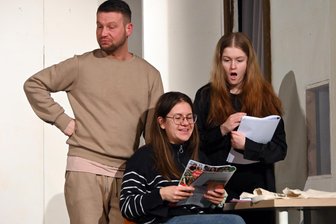 Neues Lustspiel: Dieser Friseursalon im Erzgebirge erfüllt Herzschmerz-Wünsche und organisiert Partnerbörse - Beim Lustspiel „Ene haariche Sach!“ Sach mit Peter Uhlmann, Heidi Rehropp und Johanna Ullmann (v. l.), die Modezeitschriften mit Heiratsanzeigen studieren.