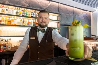 Neues Luxushotel und Restaurant im Erzgebirge eröffnet: Wie sich ein einstiges Stasi-Heim gewandelt hat - Das neue Restaurant „Fünf Fichten“ am Luxushotel „Das Erz“ hat seit Kurzem geöffnet. Auf Wunsch bereitet Ivan Honcharov auch alkoholfreie Cocktails zu.