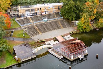 Neues Mehrzweckgebäude an der Seebühne Kriebstein: Komplett aus Holz und bald bereit fürs Richtfest - Oberhalb der Zuschauertribüne der Seebühne Kriebstein entsteht derzeit das Multifunktionsgebäude, das als Gaststätte, Toiletten- und Sozialgebäude dienen soll.