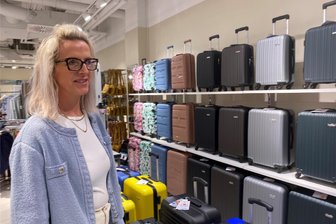 Neues Modegeschäft eröffnet in der Stadt-Galerie Plauen - Romy Habel, Bezirksleiterin bei P&W Fashion in der neuen Filiale des Unternehmens in der Plauener Stadt-Galerie: Das Angebot reicht von Damen- und Herrenmode bis hin zu Taschen und Koffersets.