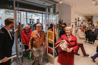 Neues Modegeschäft in der Chemnitzer Innenstadt eröffnet - Die ersten Kunden im neuen Modegeschäft an der Straße der Nationen.