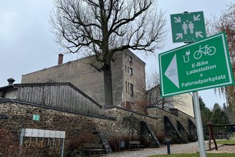 Neues Museum im Vogtland: Was noch fehlt - Neu in Adorf: Fahrradparkplatz und E-Bike-Ladestation für das Erlebniszentrum Perlmutter.