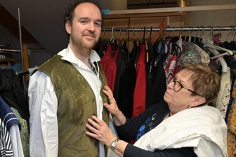 Neues Musical kommt im Erzgebirge auf die Bühne: „Proben sind wie ein Testlauf“ - Zurzeit finden Kostümproben für das Musical „Clara! – Eine Eibenstocker Legende“ im Kulturzentrum Eibenstock statt. Gewandmeisterin Uta Axmann mit Darsteller Toni Schmidt.