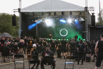 Neues Musik-Festival im Erzgebirge: Einige Besucher kommen im sexy Outfit ans Oberbecken nach Markersbach - Blick auf die Bühne des Reborn Festivals Erzgebirge, das hat am Samstagabend in Raschau-Markersbach stattgefunden.