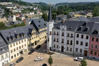 Neues Musikvideo über Kirchberg: Song greift Integration in Kleinstädten auf - Szene aus dem Video zu „Egal wie lang“, in dem Kirchberg die Hauptrolle spielt.