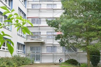 Neues Outfit für den Schuleingang - Der Haupteingang der Grundschule befindet sich künftig im Anbau. Der Giebel erhält demnächst noch eine Rettungstreppe. 
