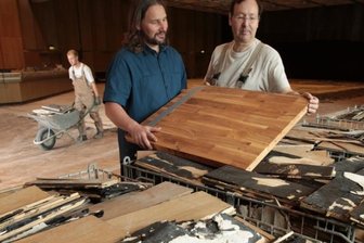 Neues Parkett für Plauener Festhalle - Das alte Festhallen-Parkett wurde durch ein neues ersetzt. Am Dienstag wurde der Umbau abgeschlossen.