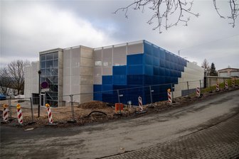 Neues Parkhaus an den Badegärten Eibenstock: Entwurf für Fassade geändert - Auf die blauen Fassadenfliesen soll eine Beschriftung kommen. Der ursprüngliche Entwurf dafür wurde geändert.