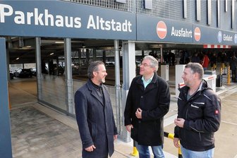 Neues Parkhaus in Schwarzenberg: 164 Stellplätze sollen Situation in der Altstadt entschärfen - Im Auftrag der Stadt Schwarzenberg errichtete die Firma Goldbeck Ost das Parkhaus an der Erlaer Straße. Hier bei der Übergabe OberbürgermeisterRuben Gehart (Mitte) im Gespräch mit Jörg Bechmann (links), Goldbeck-Niederlassungsleiter Sachsen, und Bauleiter Christian Krügel, der in Schwarzenberg zu Hause ist.