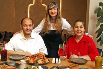 Neues persisches Restaurant in Zwickau: „Ich möchte zeigen, was ich als afghanische Frau schaffen kann“ - Roya Haidari (Mitte) eröffnet das Lokal Banu in Zwickau. Ihr Vater Mohammad Dawood Haidari kocht. Auch ihre Mutter Marzia Haidari packt mit an.