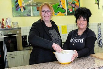 Neues Personal sorgt bei Reichenbacher Jugendarbeit für frischen Wind - Beim Koch- und Backtag in der "Lila Pause" mischen Einrichtungsleiterin Doreen Reinhardt (links) und Elin Wolf, die neue Teamkoordinatorin der städtischen Jugendeinrichtungen, gern auch selber mit.