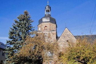 Neues Pfarrerpaar stellt sich in Theuma vor - Die Kirche Theuma hat einen neuen Pfarrer. 