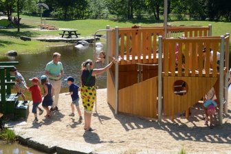 Neues Piratenschiff an der Talsperre Falkenstein - Das Piratenschiff steht auf einer eigens angelegten kleinen Insel in der Weißen Göltzsch, die hier in die Talsperre fließt.