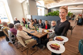 Neues Plauener Spitzenrestaurant Hempelsche Fabrik lädt Ehrenamtliche zum Adventsessen ein: „Solidarität braucht Taten, nicht nur Worte“ - Mitarbeiterin Anke Matteß serviert den Ehrenamtlichen den Hauptgang.