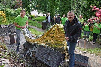 Neues Pochwerk: Im Klein-Erzgebirge in Oederan wird jetzt auch gestampft - Steve Ittersagen vom Welterbeverein, rechts, und Michael Keller von den Oederanern weihen das Modell des Siebenschlehener Pochwerks in der Miniaturwelt Oederan offiziell ein. Foto: