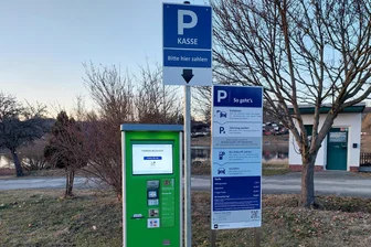 Neues Preissystem für Parkplatz am Pöhler FKK-Strand - Wer auf dem Parkplatz am FKK-Strand sein Auto abstellt, muss an Kassenautomaten bezahlen.