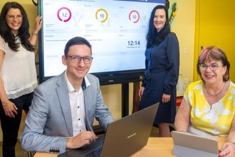 Neues Programm erleichtert Kita-Alltag - Stefanie Plügge, Firmenchef Micha Lehmann und Susann Schnyder haben mit der Kindertagesstätte Knirpsenhaus um Leiterin Gabriele Anders (v. l.) zusammengearbeitet, um die App zu verbessern und auf die Bedürfnisse der Erzieherinnen und Eltern anzupassen.