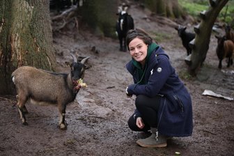Neues Projekt im Tiergehege: Ziege Zoe soll kleine Zwickauer entschleunigen - Sozialpädagogin Isabel Mortag und die kleine Ziege Zoe sind schon Freunde geworden.
