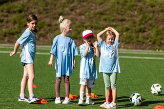 Neues Projekt in Chemnitz gestartet: Fußball nur für Mädchen und ganz ohne Stress - Vier von insgesamt 20 Mädchen, die zur Premiere von „Mädchen an den Ball“ kamen. Das kostenfreie Angebot gibt es jetzt dienstags.