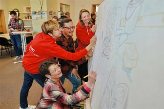 Neues Projekt in Rodewisch: Labor empfängt die ersten Gäste - Bürgermeisterin Kerstin Schöniger, Citymanagerin Babett Ludwig, Graffiti-Sprayer André Wolf und Stadtbüro-Leiterin Anne Ditscherlein (von vorn) malen im Rowi-Labor ein Plakat.