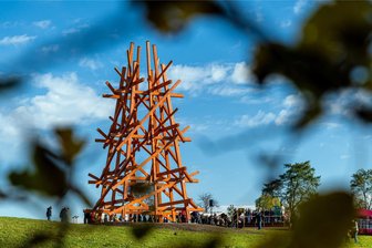 Neues Purple-Path-Objekt in Amtsberg: Woran diese Holz-Skulptur erinnern soll - Die Arbeit von Olaf Holzapfel auf der Dittersdorfer Höhe.