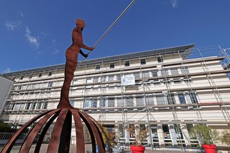 Neues Rathaus in Meerane: Maler bringen Farbe an Verwaltungsgebäude - Spätestens in der nächsten Woche verschwindet das Gerüst am Neuen Rathaus in Meerane.