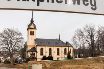 Neues Regenbecken für Wohngebiet - Das neue Regenrückhaltebecken in Börnichen befindet sich direkt neben der Kirche.