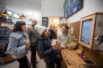 Neues Regionalkaufhaus in Plauen: Einige Produkte binnen weniger Stunden komplett ausverkauft - Im neuen Regionalmarkt an der Bahnhofstraße herrscht meist Andrang: Mitbetreiberin Sylvia Schellenberg (rechts) erklärt hier ihren Kunden, wie das elektronische Bezahlterminal funktioniert.