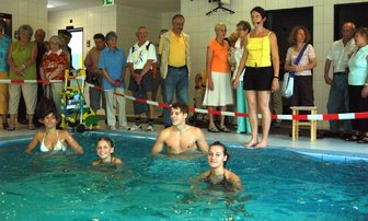 Neues Reha-Zentrum erlebt Besucheransturm - 
              <p class="artikelinhalt">Die zahlreichen Besucher, die am Samstag das neue Admedia-Rehabilitationszentrum erkundeten, schauten auch in der kleinen Schwimmhalle vorbei. Sie wird künftig überwiegend zur Behandlung der Patienten genutzt. Unter Anleitung von Diana Pfeifer demonstrierten Mitarbeiter der Einrichtung Wassergymnastik.</p>
            