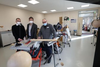 Neues Reha-Zentrum hat den Betrieb aufgenommen - Der ehemaliger Chefarzt der Klinik für Psychiatrie, Dyrk Zedlick, Einrichtungsleiter Endrik Böhle und Tilo Leipold, Fachbereichsleiter Holz- und Metallwerkstatt, (von links) gewähren einen Blick in die Holzwerkstatt des neuen Rehazentrums in Glauchau. 