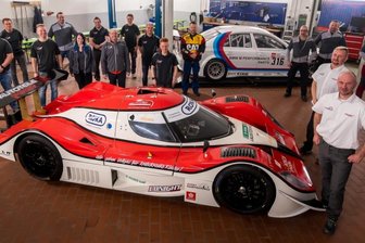 Neues Renntaxi für krebskranke Kinder - Das Projekt "Nascar hilft" geht in seine nunmehr zehnte Saison. Seit 2013 bescherte die Crew um Jan Wätzig fast 1000 Familien unvergessliche Momente als Beifahrer in PS-Boliden. Ab Frühjahr dürfen sie in einem neuen Rennwagen über den Asphalt am Lausitzring brettern. 