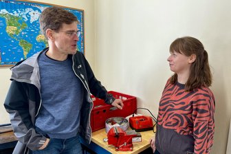 Neues Reparaturcafé in Zwickau: Bastler packen ab November in Marienthal das Werkzeug aus - Katrin Zapka vom Stadtgut klärt mit Fedor Seidler vom Helfer-Team, was bis zum Start des Reparaturcafés noch vorzubereiten ist.