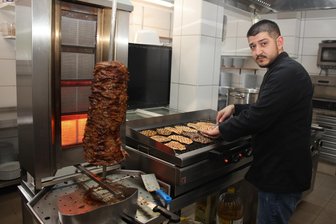 Neues Restaurant: Gastronomen aus Kreta bringen ein Stück Griechenland nach Wilkau-Haßlau - Der aus Kreta stammende Koch Kristi Katira bereitet für die Gäste original griechische Gerichte, darunter viele Variationen von Lammfleisch zu.