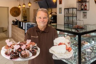 Neues Restaurant im Erzgebirge: Gastronom erfüllt sich Lebenstraum - Inhaber Frank Niebuhr präsentiert die Backspezialitäten von „Frankys Cafe“ im Bärensteiner Ortsteil Niederschlag.